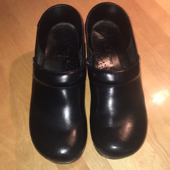 dansko clogs narrow width